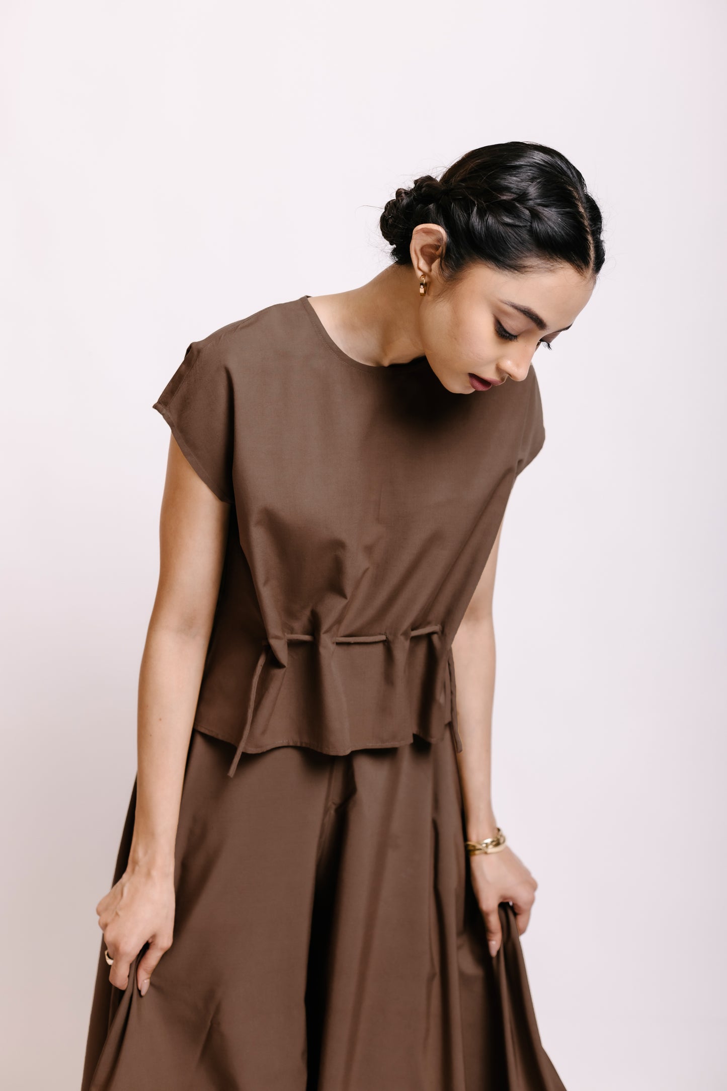 Crew neckline, adjustable rope detailing, extended bodice